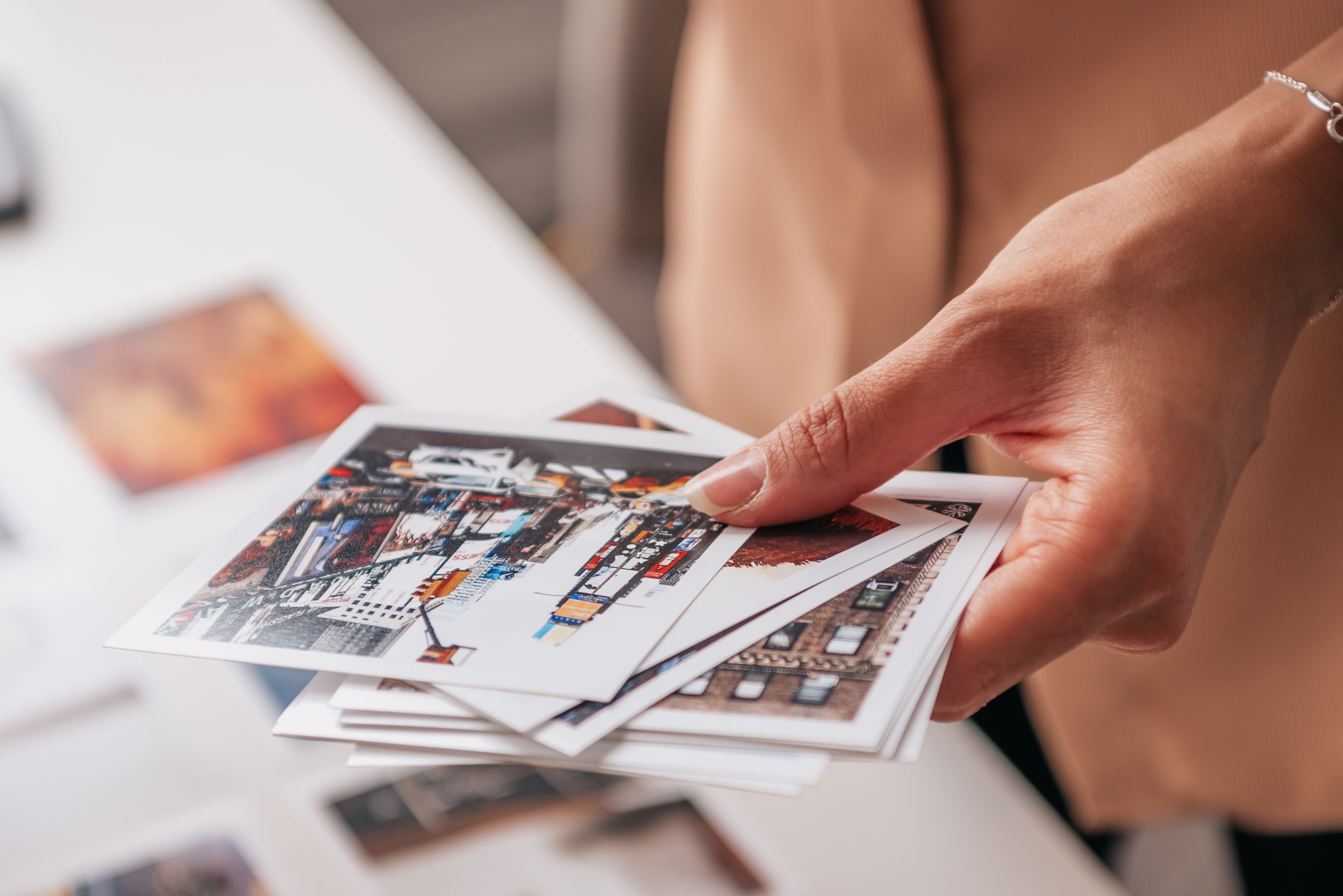 Créatrice choisissant une niche sur un ordinateur portable